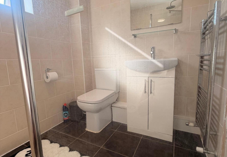 Bathroom 5, Leeds Tranquil Retreat With 3 Bedrooms, Leeds