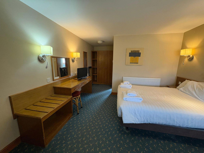 Bedroom 2, Tollgate Hotel & Leisure, Stoke-on-Trent