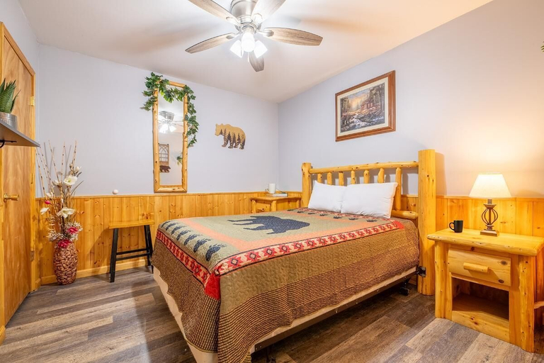 Room 5, The Mountain Dacha, Sevier