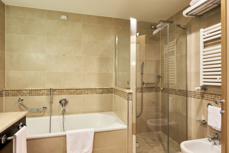 Bathroom 5, UNAHOTELS Varese, Varese