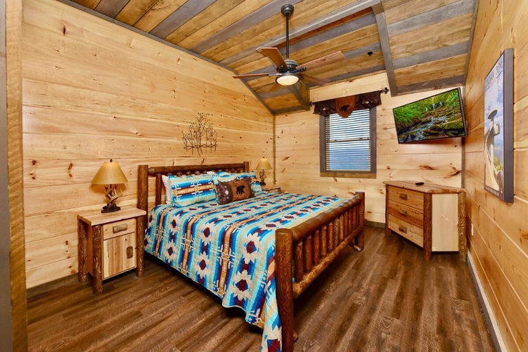 Room 3, Summit Castle, Sevier