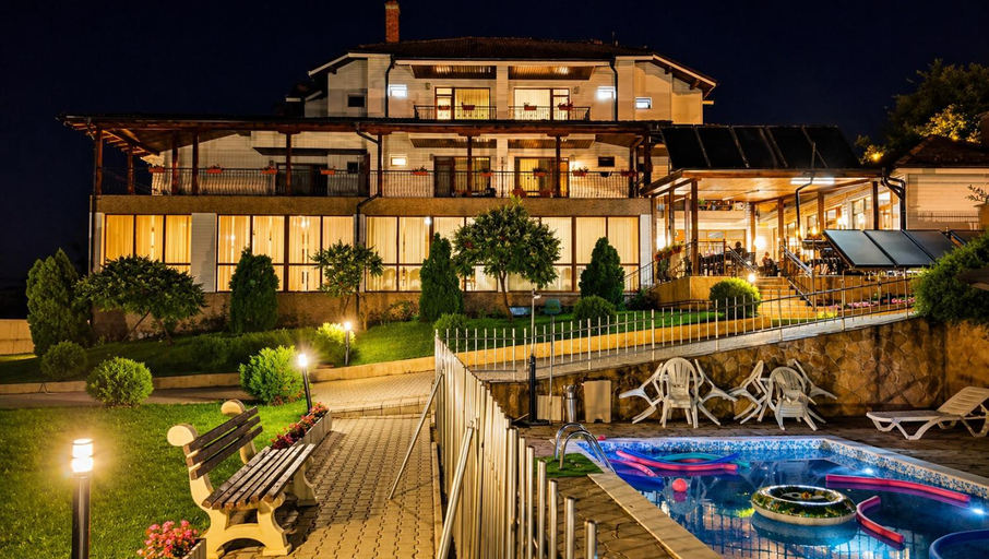 Exterior & Views