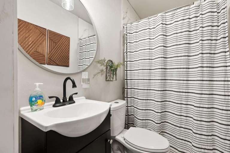 Bathroom 3, Spearfish Cottages, Lawrence