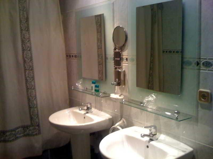 Bathroom 3, Hotel Praderon, Madrid
