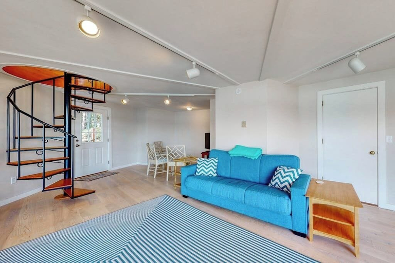 Living area 4, Delightful Oceanfront Home With Amazing Views, Wrap-around Deck & two Fireplaces, Lincoln