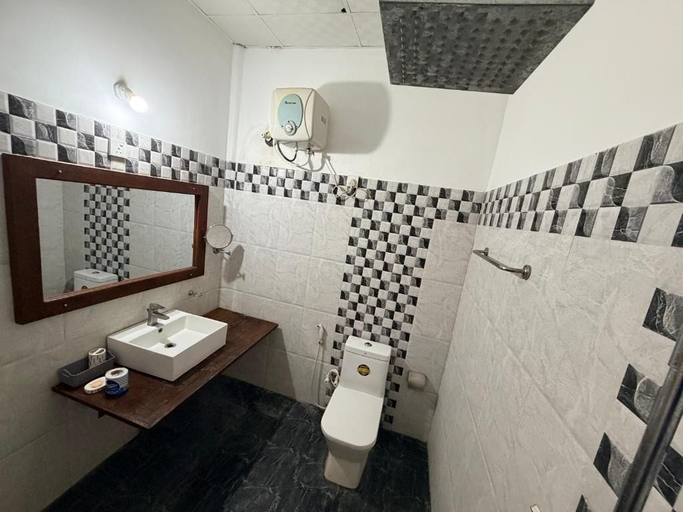 Bathroom 2, Green Senz - Hotel & Hostel - Sigiriya, Dambulla