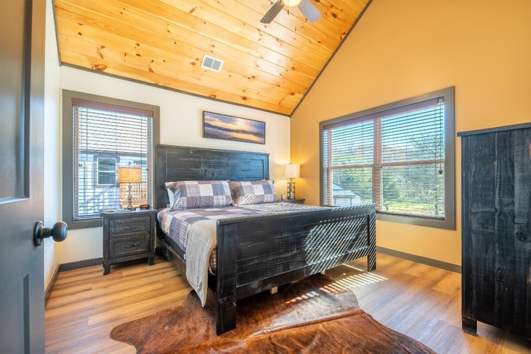 Room 2, Hochatime, Sevier