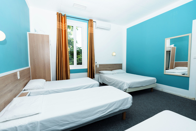 Bedroom 2, Hotel Cesar Nimes historic center & Train Station, Gard
