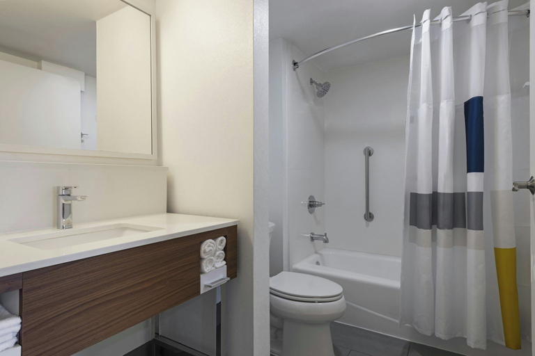 Bathroom 3, City Express By Marriott Findlay, Hancock