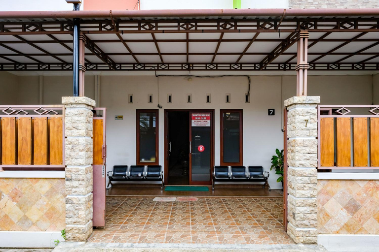 Exterior & Views 1, Super OYO 3314 Syariah House, Banyumas