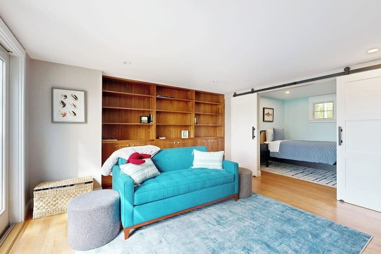 Room 4, Stunning Riverfront Home, hot Tub, Bbq, and Washer & Dryer, Lincoln