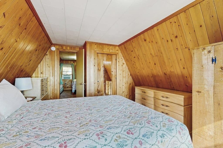 Room 4, Comfy Lakefront Cabin With Gorgeous Views, Private Dock & Pebble Beach, Piscataquis