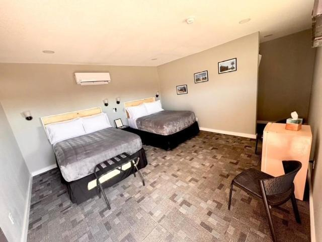 Bedroom 3, Skyliner Motel, Lincoln