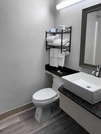 Bathroom 3, Cromwell Inn - Middletown, Middlesex