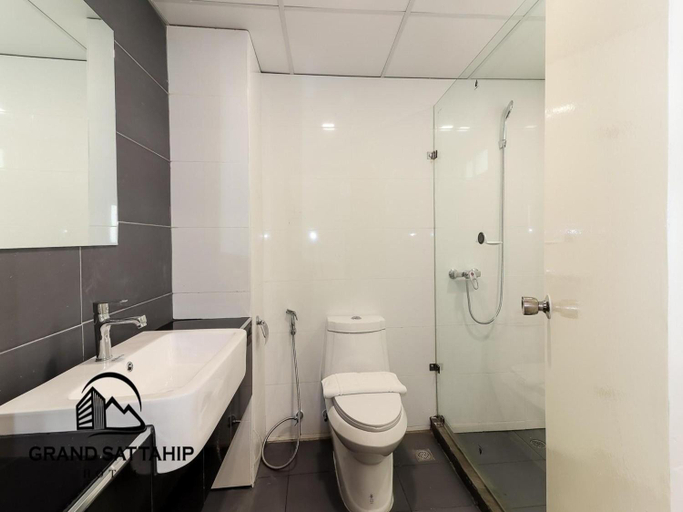 Bathroom 5, Grand Sattahip Hotel, Sattahip