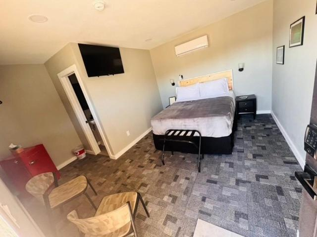 Bedroom 4, Skyliner Motel, Lincoln