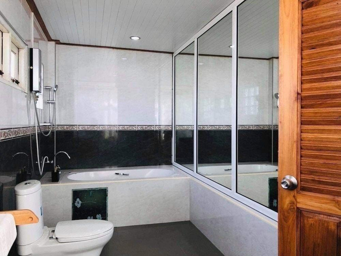 Bathroom 4, Le Noi Buri, Khuan Khanun