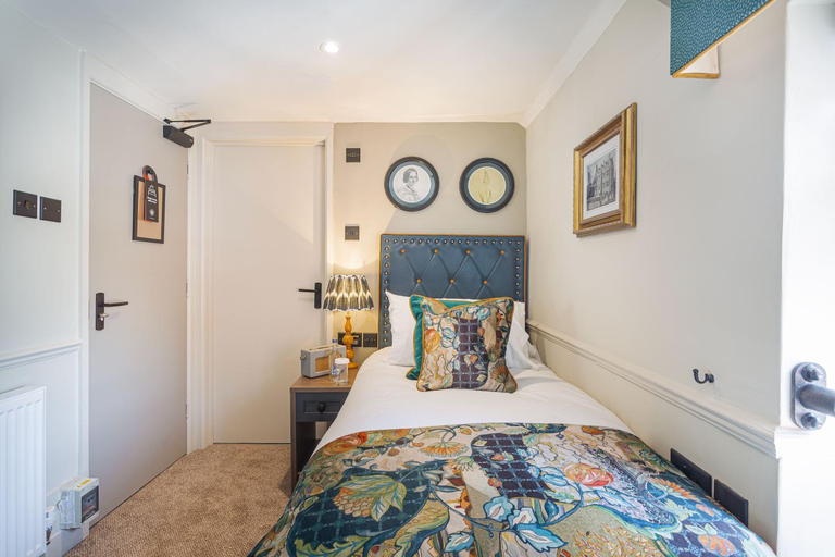 Bedroom 2, George Hotel, Wiltshire