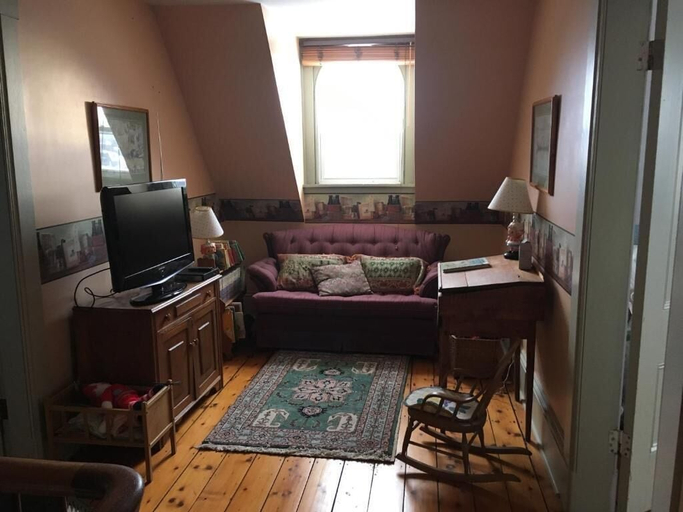 Living area, New Glasgow Inn, Queens