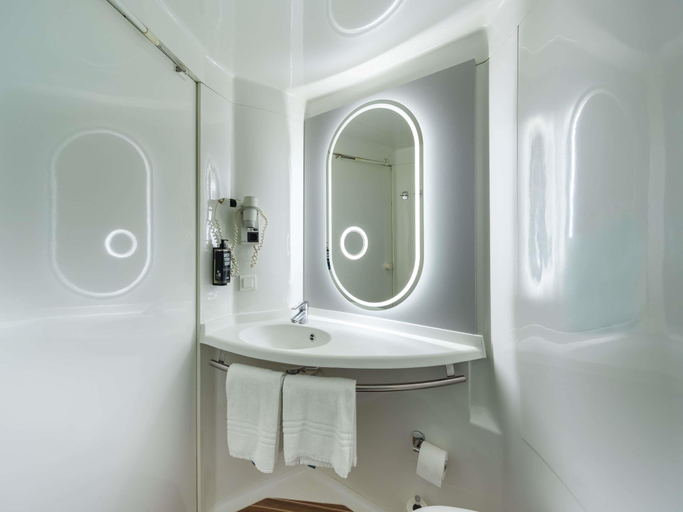 Bathroom 4, ibis Murcia, Murcia