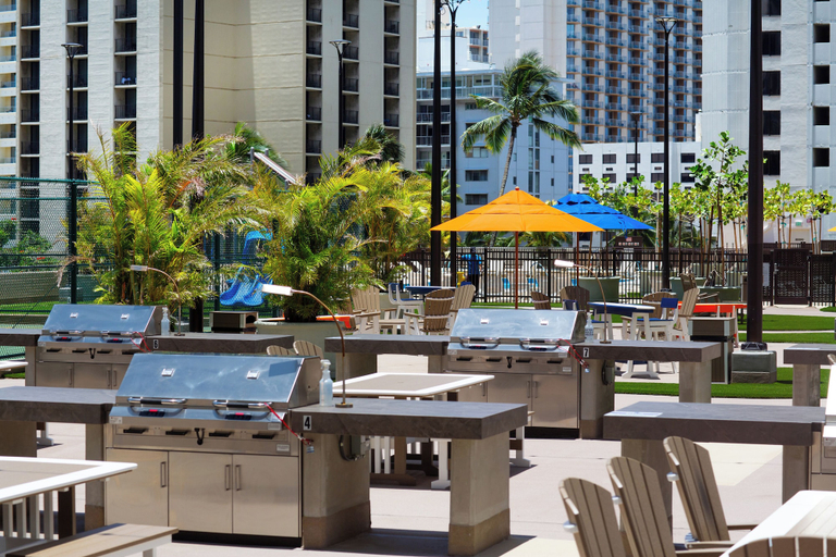 Food & Drinks 5, High Floor Ocean View Condo w/ 2 Beds and Parking, Honolulu