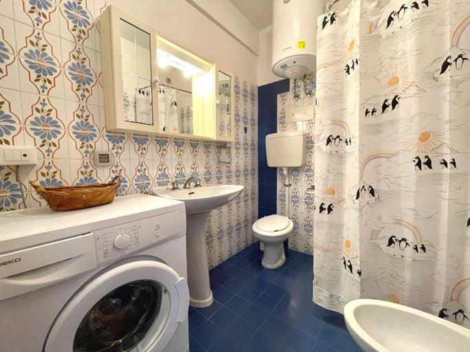 Bathroom, Apartment near the beach-washing Machine-ac, Venezia