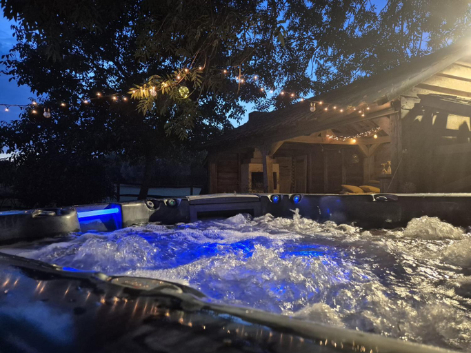 Sport & Beauty, Casa Leone near Bruges with jacuzzi & parking, West-Vlaanderen