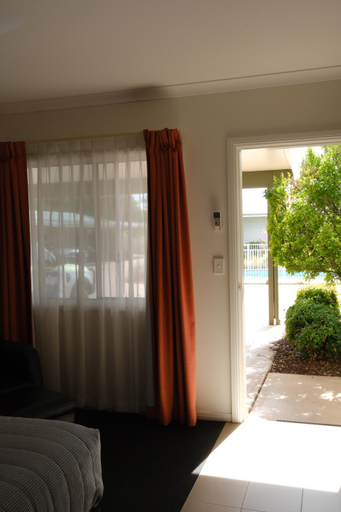 Bedroom 3, Cobar Central Motor Inn, Cobar