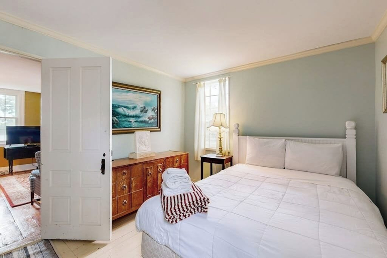 Room 3, Historic Riverfront Home With Boathouse & Private Dock - Dogs OK, Lincoln