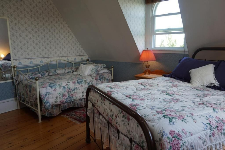 Room 4, New Glasgow Inn, Queens