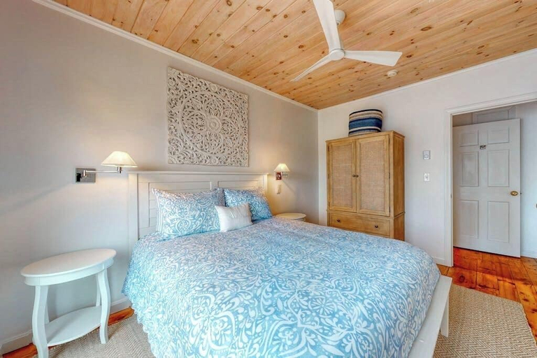 Room 5, Bayfront Cottage on Mill Cove w/ Private Dock & Furnished Deck - Walk Downtown, Lincoln