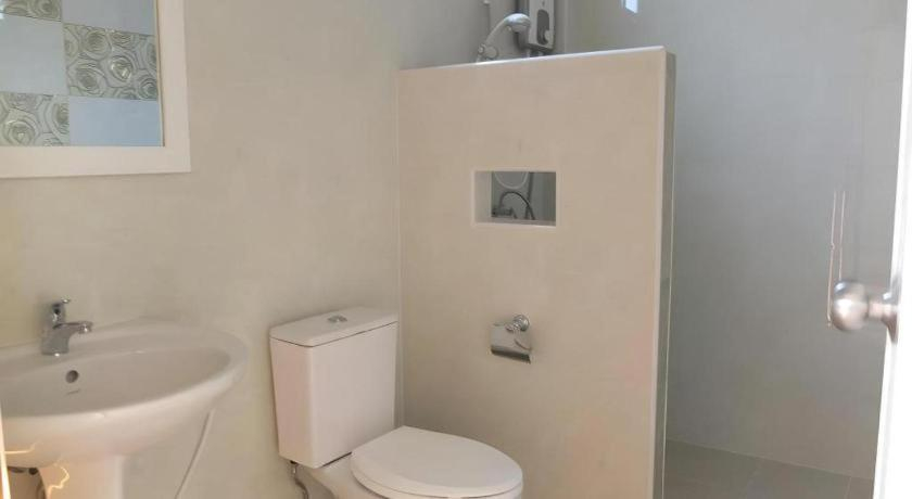 Bathroom 5, Kwankeaw resort, Muang Nakhon Sawan