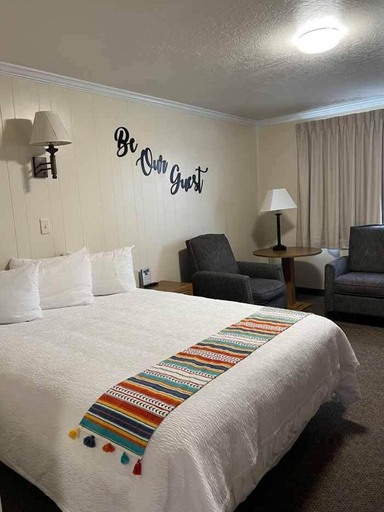Bedroom 3, Western Inn, Box Elder