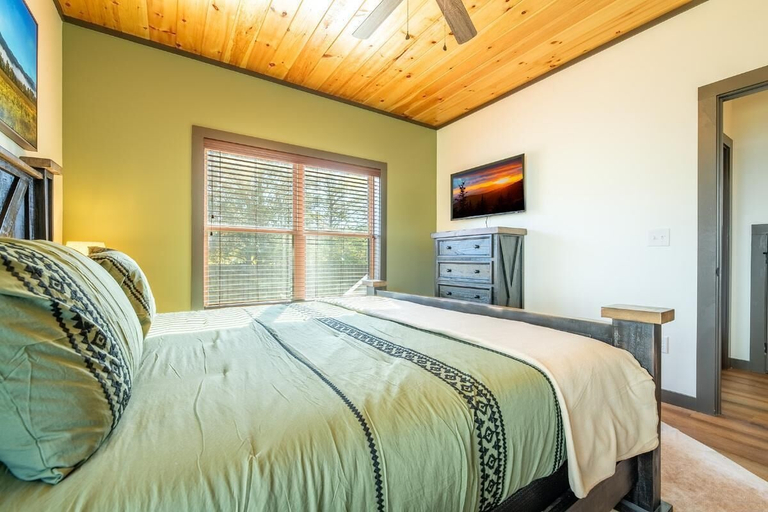Room 5, Hochatime, Sevier