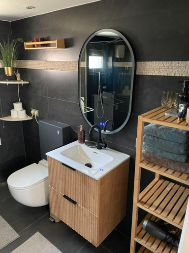 Bathroom 5, La Canopee des Arbres, Anna, Hainaut