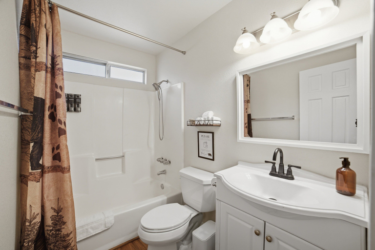 Bathroom 3, The Bear Cabin Running Springs 5br Sleeps 9 5 Bedroom Home, San Bernardino