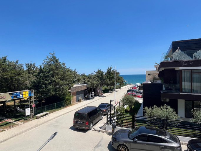 Exterior & Views