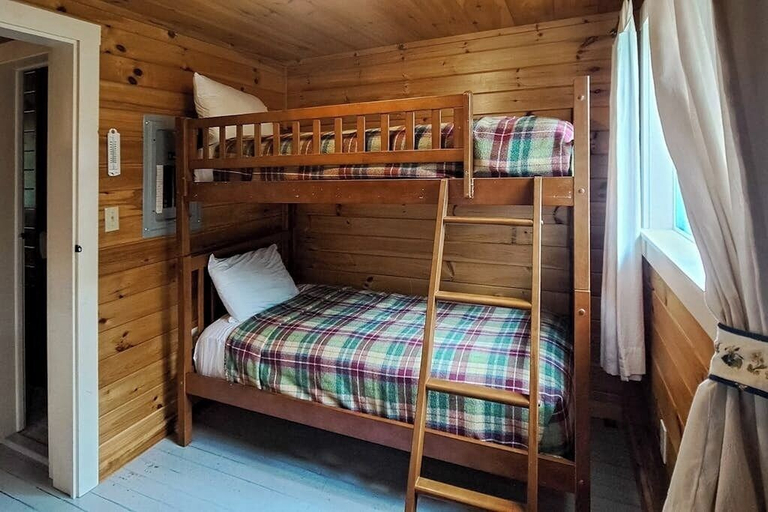 Room 2, Lakefront Cottage With Full Kitchen, Firepit, gas Grill, Wifi, a/c, Piscataquis