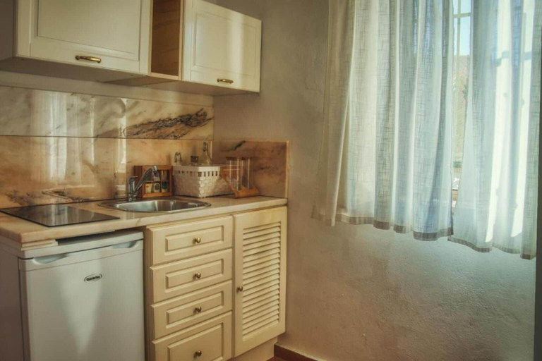 Private kitchen, Apartment Sleeps 2 With Pool and Garden, Lagos
