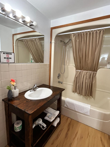 Bathroom 3, Quiet Bay Lakeside Escape, Parry Sound