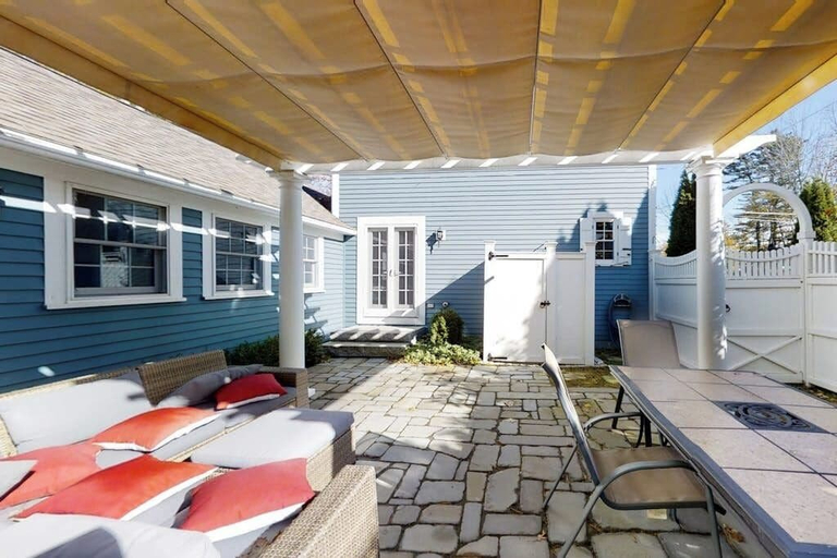 Outdoor dining 4, Historical New England Home, Outdoor Shower , Dog-friendly, Lincoln