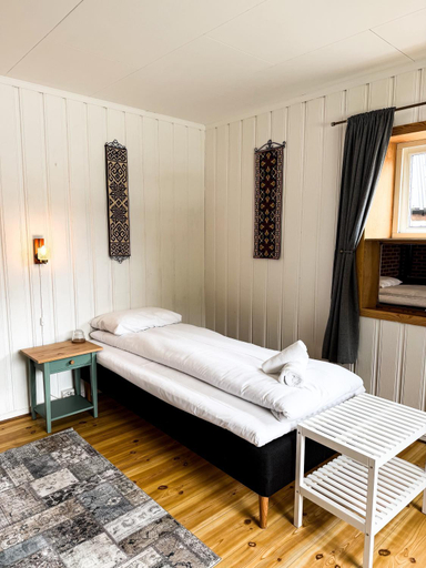 Bedroom 2, Svingen Guesthouse - Panoramic Fjord Views in Flam, Aurland
