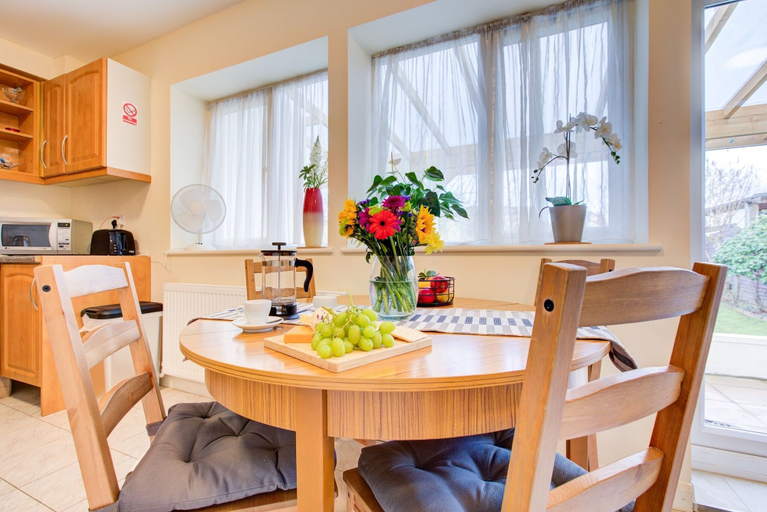 Dining 4, Cozy Twin bed Studio- North London- Free Parking, London