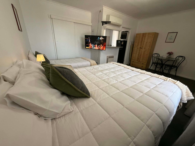 Bedroom 3, Motel Bombala, Bombala