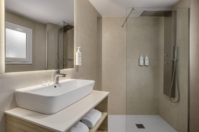 Bathroom 5, Wyndham Mallorca Portocolom Resort, Baleares