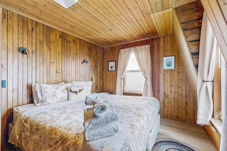 Room 4, Dog-friendly, Bayfront Home - Gorgeous Ocean Views, Private Balcony & Fireplace, Lincoln