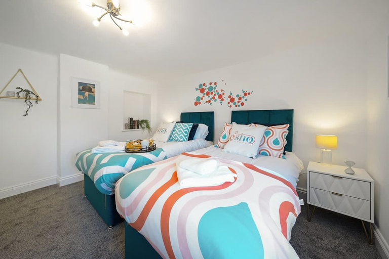 Room 4, Historic Flat Cotswolds 2BD Walk in Shower Central, Gloucestershire