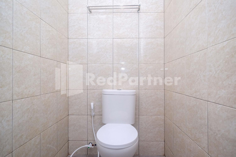 Bathroom 3, Mutiara Residence Near Simpang Lima Mitra RedDoorz, Semarang