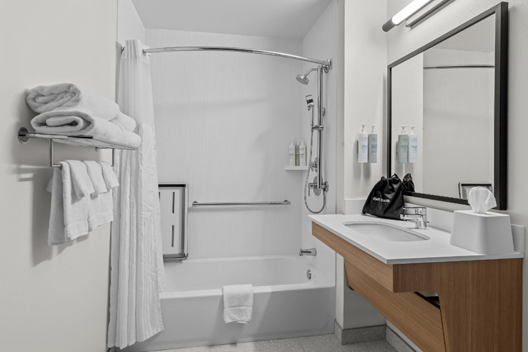 Bathroom 4, Comfort Inn Brunswick, Cumberland