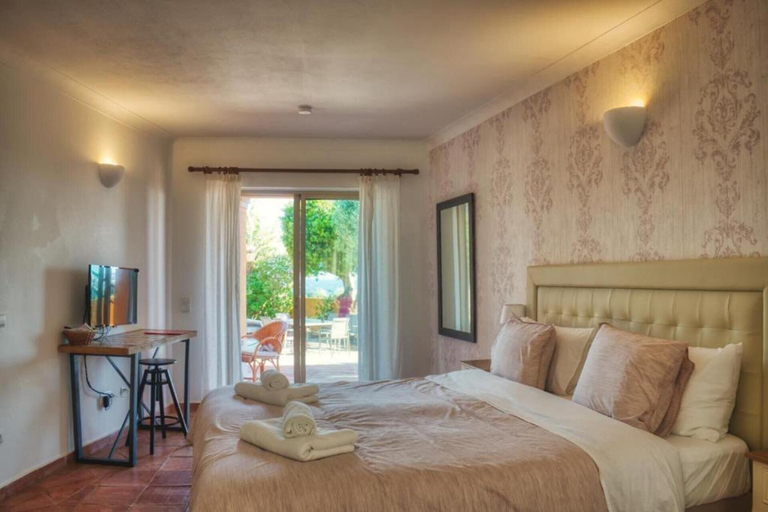 Room 4, Apartment Sleeps 2 With Pool and Garden, Lagos